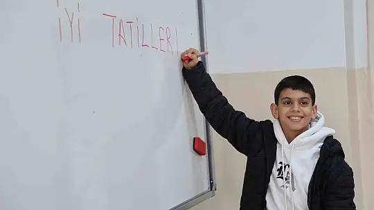Elazığ'da 133 bin öğrenci karne heyecanı yaşadı