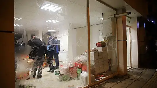 Elazığ'da 1,5 ton bozulmuş hurma yakalandı, sahibi yiyerek bozuk olmadığına inandırmaya çalıştı