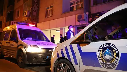 Elazığ'da 1,5 ton bozulmuş hurma yakalandı, sahibi yiyerek bozuk olmadığına inandırmaya çalıştı