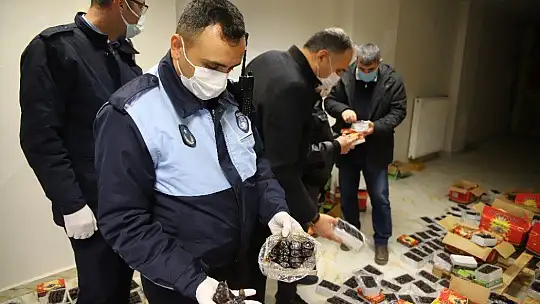 Elazığ'da 1,5 ton bozulmuş hurma yakalandı, sahibi yiyerek bozuk olmadığına inandırmaya çalıştı