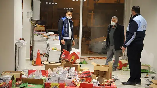 Elazığ'da 1,5 ton bozulmuş hurma yakalandı, sahibi yiyerek bozuk olmadığına inandırmaya çalıştı