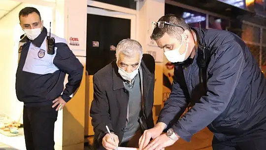 Elazığ'da 1,5 ton bozulmuş hurma yakalandı, sahibi yiyerek bozuk olmadığına inandırmaya çalıştı