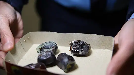 Elazığ'da 1,5 ton bozulmuş hurma yakalandı, sahibi yiyerek bozuk olmadığına inandırmaya çalıştı