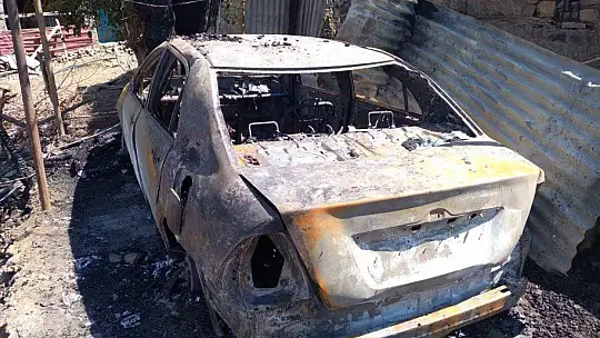 Elazığ'da 2 araç küle döndü, 1 ev kullanılamaz hale geldi