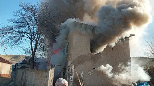 Elazığ'da 2 katlı ev yangında, kullanılamaz hale geldi