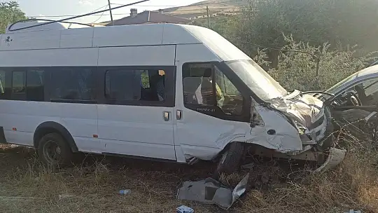 Elazığ'da 2 kişinin yaralandığı kaza anı kameraya yansıdı