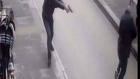 Elazığ'da 2 kişinin yaralandığı silahlı çatışmanın güvenlik kameraları ortaya çıktı