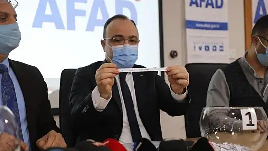 Elazığ'da 250 depremzede daha çekilen kura ile yeni konutlarına kavuştu