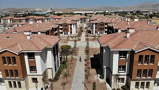Elazığ'da 250 depremzede daha çekilen kura ile yeni konutlarına kavuştu