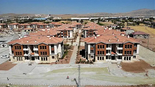 Elazığ'da 250 depremzede daha çekilen kura ile yeni konutlarına kavuştu