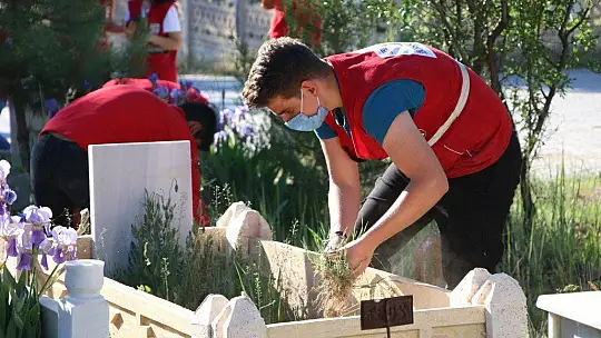 Elazığ'da 250 gönüllüden, mezarlıklarda vefa hizmeti