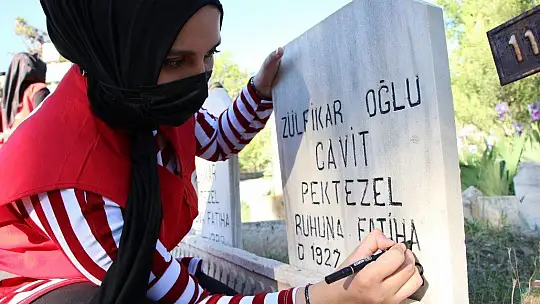 Elazığ'da 250 gönüllüden, mezarlıklarda vefa hizmeti