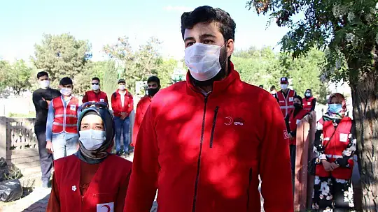 Elazığ'da 250 gönüllüden, mezarlıklarda vefa hizmeti