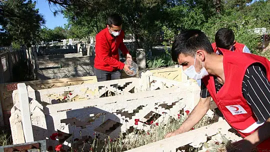 Elazığ'da 250 gönüllüden, mezarlıklarda vefa hizmeti