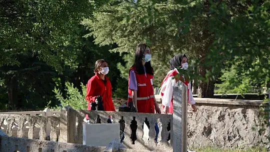 Elazığ'da 250 gönüllüden, mezarlıklarda vefa hizmeti