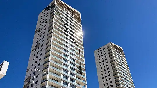 Elazığ'da 28 katlı bina, fırtına ile tehlike oluşturdu şeritle yollar kapatıldı