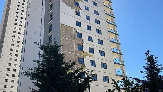 Elazığ'da 28 katlı bina, fırtına ile tehlike oluşturdu şeritle yollar kapatıldı