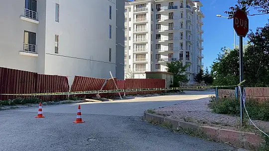 Elazığ'da 28 katlı bina, fırtına ile tehlike oluşturdu şeritle yollar kapatıldı