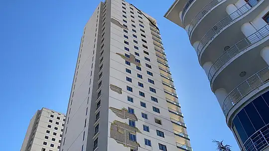 Elazığ'da 28 katlı bina, fırtına ile tehlike oluşturdu şeritle yollar kapatıldı