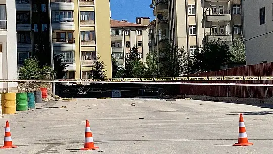 Elazığ'da 28 katlı bina, fırtına ile tehlike oluşturdu şeritle yollar kapatıldı