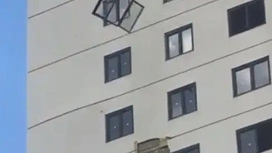 Elazığ'da 28 katlı bina, fırtına ile tehlike oluşturdu şeritle yollar kapatıldı