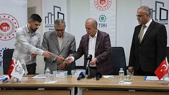 Elazığ'da 302 hak sahibi evlerine kavuştu