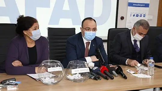 Elazığ'da 341 depremzede daha çekilen kurayla evlerine kavuştu