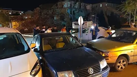 Elazığ'da 4 araçlı zincirleme kaza: Savrulan aracın çarptığı yaya ağır yaralandı