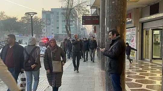 Elazığ'da 4.2 büyüklüğünde deprem anı güvenlik kamerasında