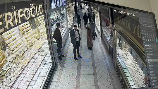 Elazığ'da 4.2 büyüklüğünde deprem anı güvenlik kamerasında