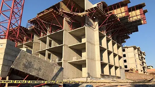 Elazığ'da 5'inci kattan işçiler iskeleyle düştü: 5 yaralı