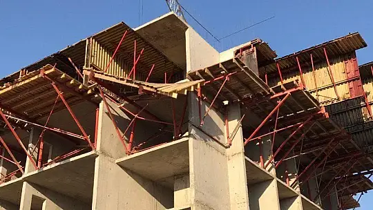 Elazığ'da 5'inci kattan işçiler iskeleyle düştü: 5 yaralı