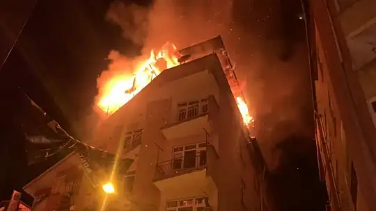 Elazığ'da 5 katlı binanın çatısı alevlere teslim oldu