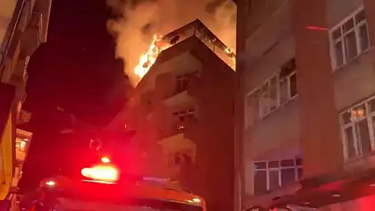 Elazığ'da 5 katlı binanın çatısı alevlere teslim oldu