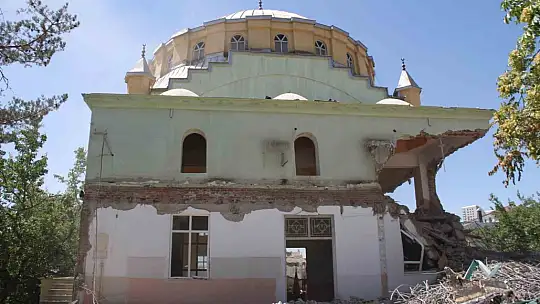 Elazığ'da 50 yıllık caminin yıkımına başlandı