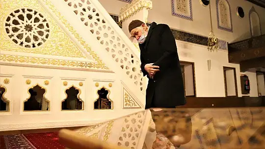 Elazığ'da 65 yaş üstünün sabah namazı mutluluğu