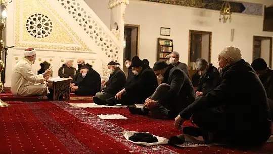 Elazığ'da 65 yaş üstünün sabah namazı mutluluğu