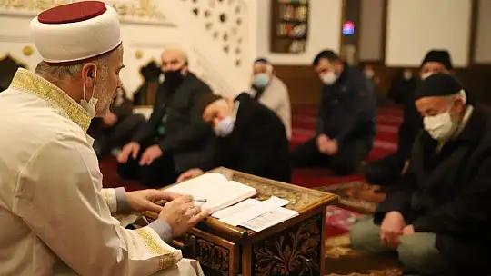 Elazığ'da 65 yaş üstünün sabah namazı mutluluğu