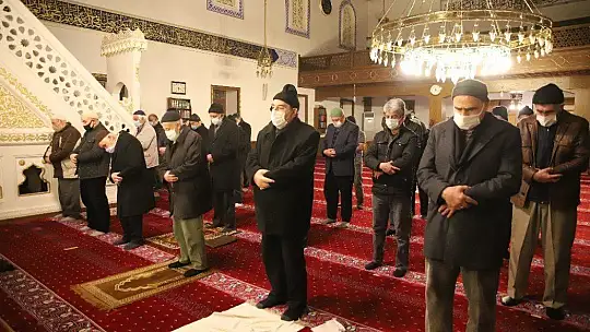 Elazığ'da 65 yaş üstünün sabah namazı mutluluğu