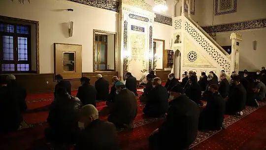 Elazığ'da 65 yaş üstünün sabah namazı mutluluğu