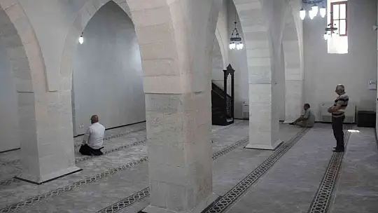 Elazığ'da 800 yıllık camiye yoğun ilgi