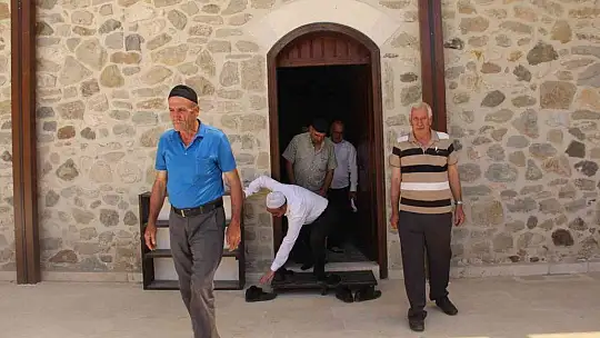 Elazığ'da 800 yıllık camiye yoğun ilgi