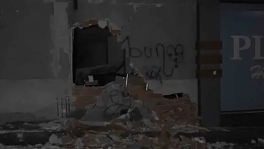 Elazığ'da 9 katlı binanın duvarları yıkıldı