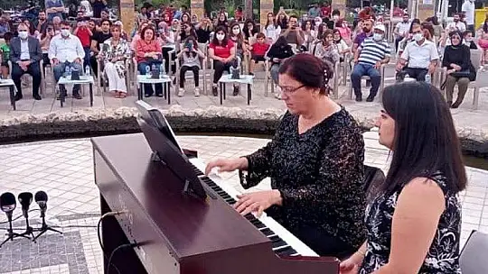 Elazığ'da açık havada piyona resitali