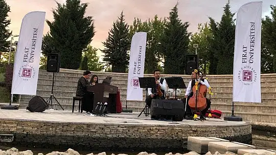 Elazığ'da açık havada piyona resitali