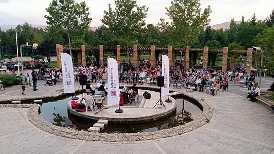 Elazığ'da açık havada piyona resitali