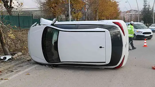 Elazığ'da ağaca çarpan otomobil yan yattı: 1 yaralı