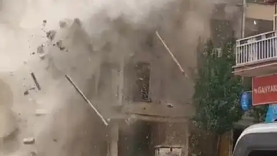Elazığ'da ağır hasarlı 6 katlı bina korna sesi ile yıkıldı