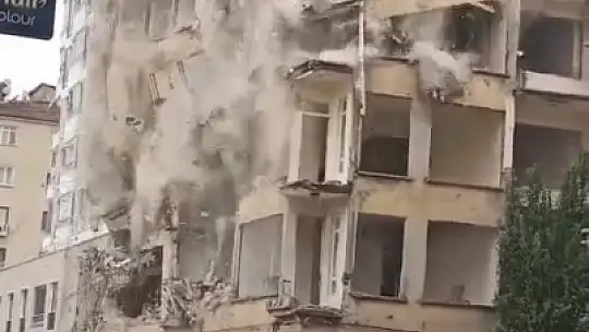 Elazığ'da ağır hasarlı 6 katlı bina korna sesi ile yıkıldı
