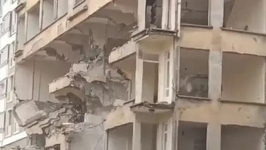 Elazığ'da ağır hasarlı 6 katlı bina korna sesi ile yıkıldı